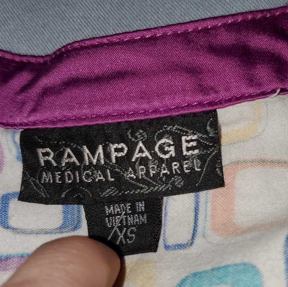 🙌Price Drop🙌Patterned Scrub Top - Picture 2 of 4